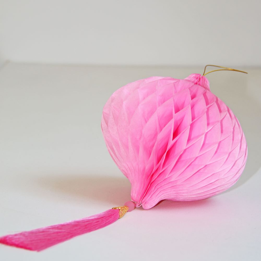 Бумажное украшение Шар-соты с кисточкой 20 см, розовый Бумажное украшение Шар-соты с кисточкой 20 см, розовый